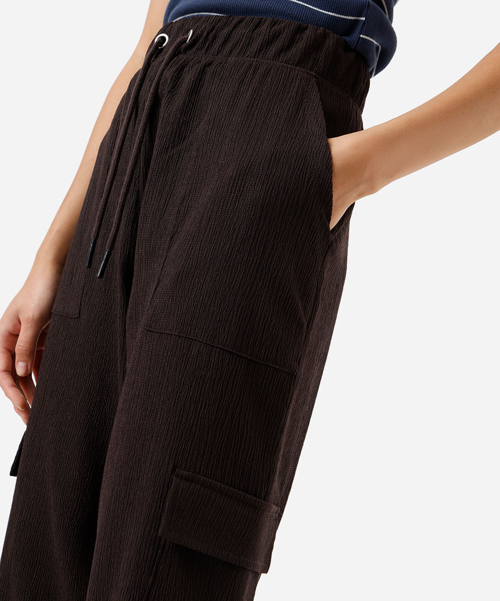 calça jogger feminina bolsos cargo texturizada marrom