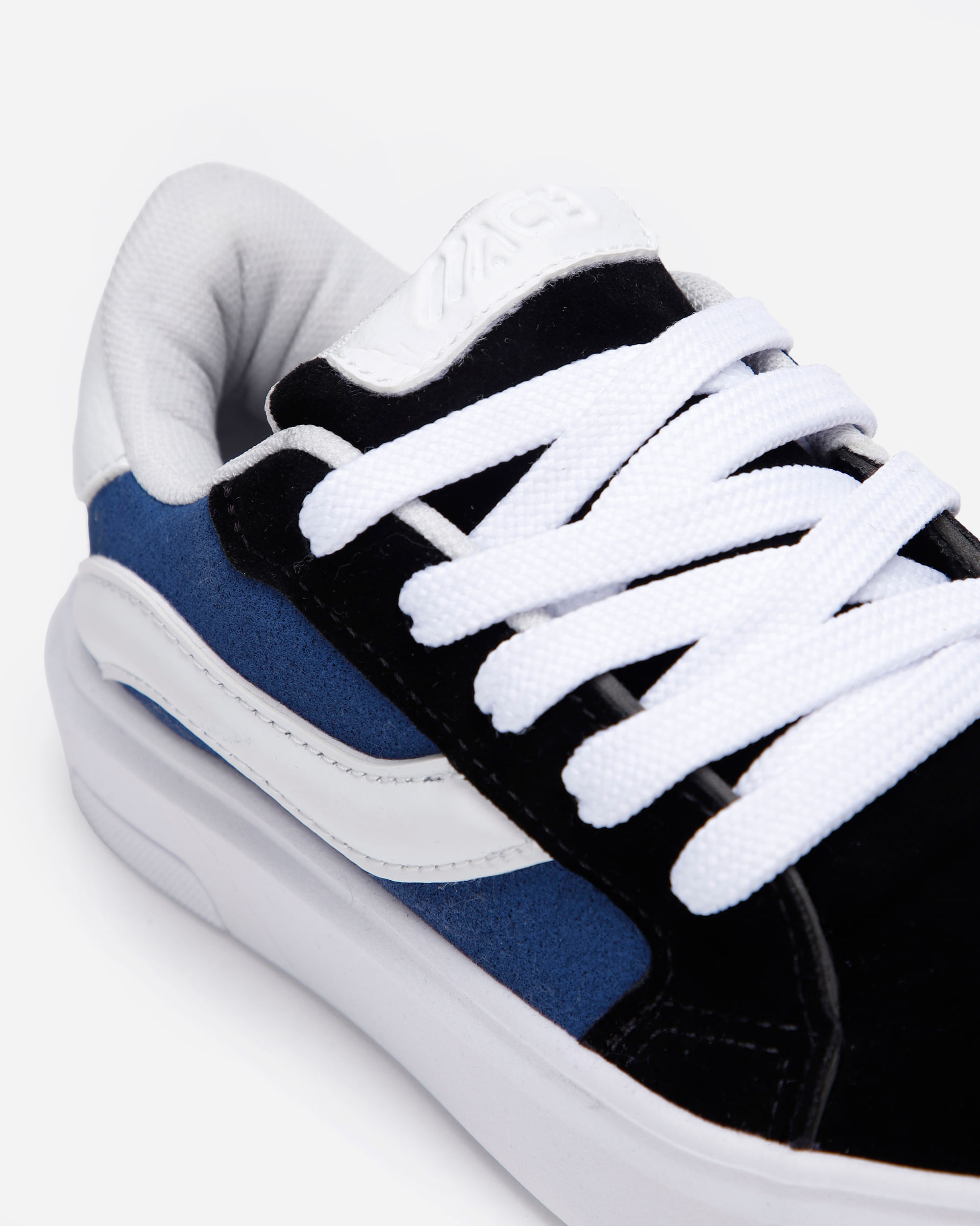 Tênis infantil com recortes azul