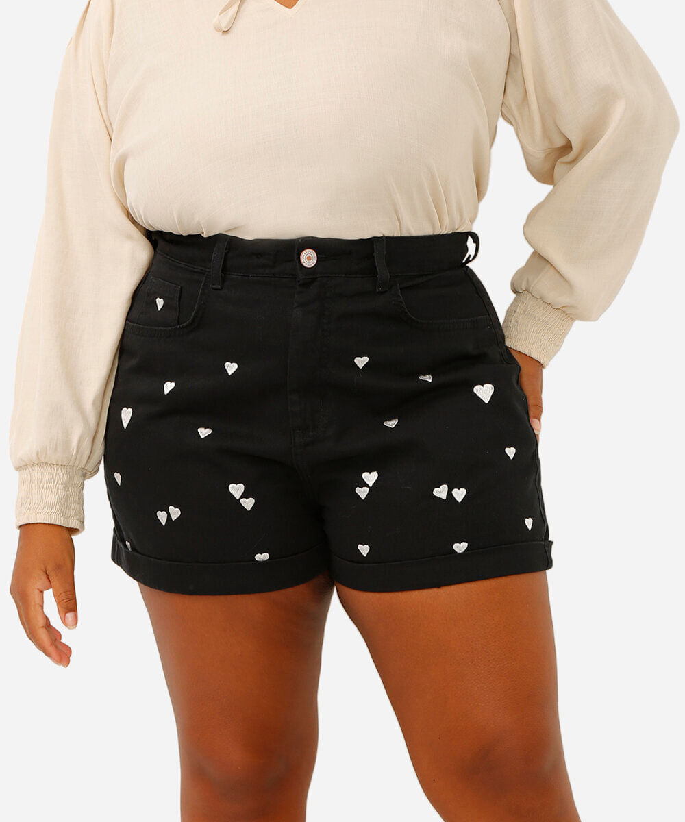 short mom de sarja plus size bordado corações preto