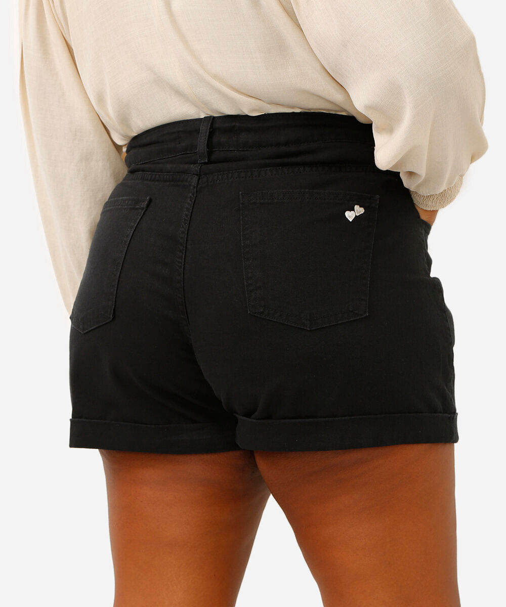 short mom de sarja plus size bordado corações preto