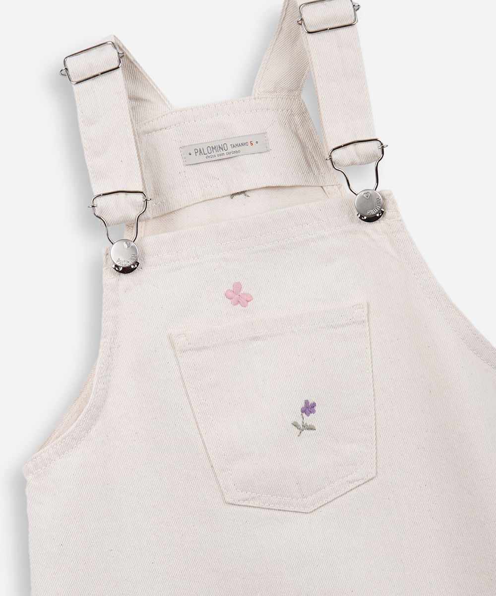 salopete infantil de sarja com bordados floral bege