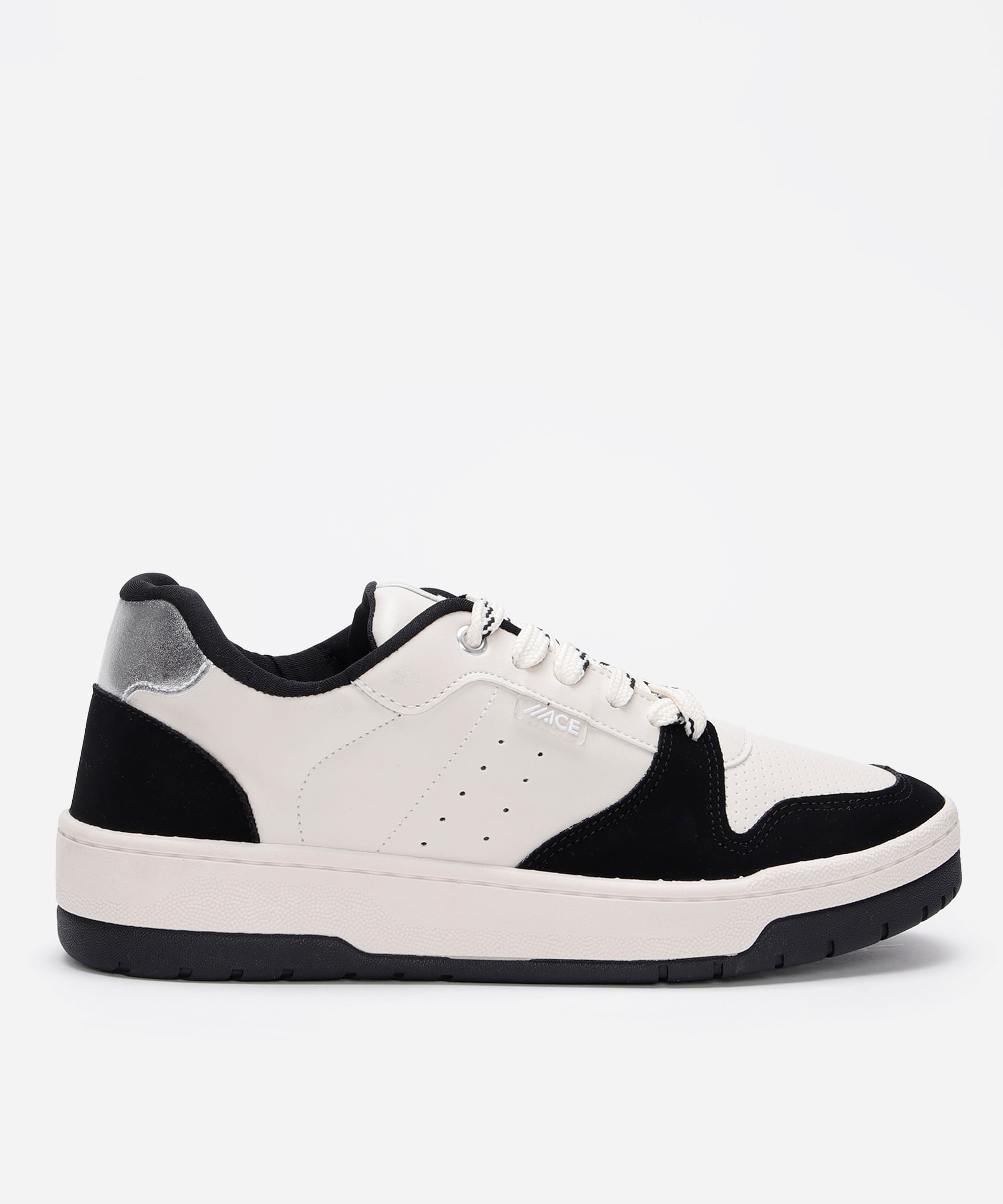 tênis casual com recortes off white