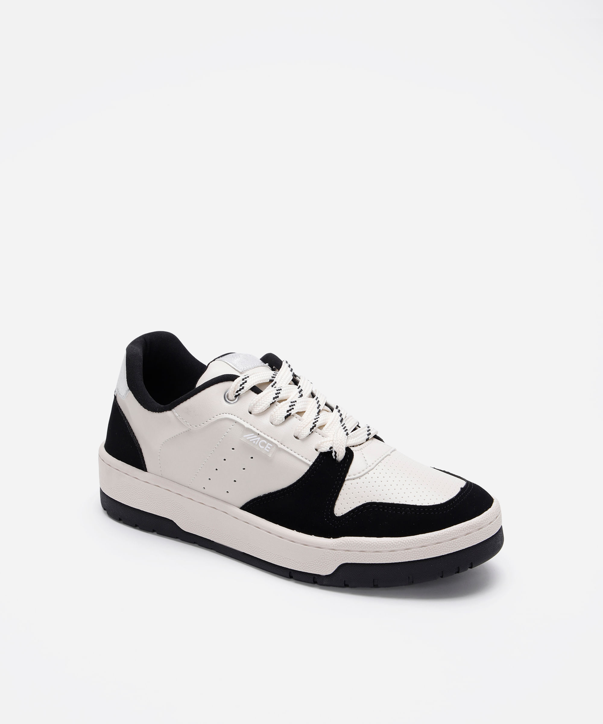 tênis casual com recortes off white
