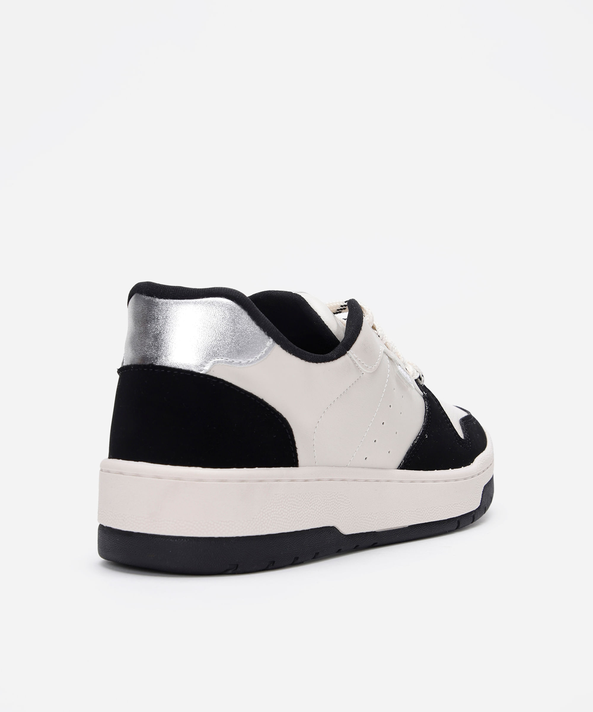 tênis casual com recortes off white