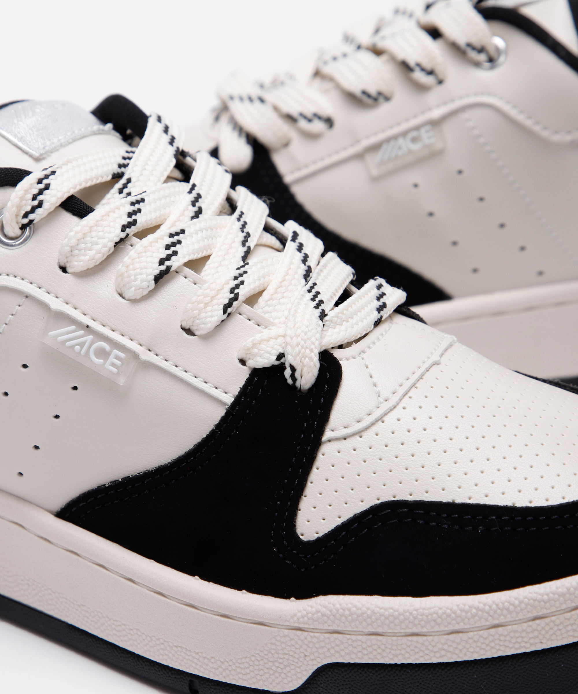 tênis casual com recortes off white