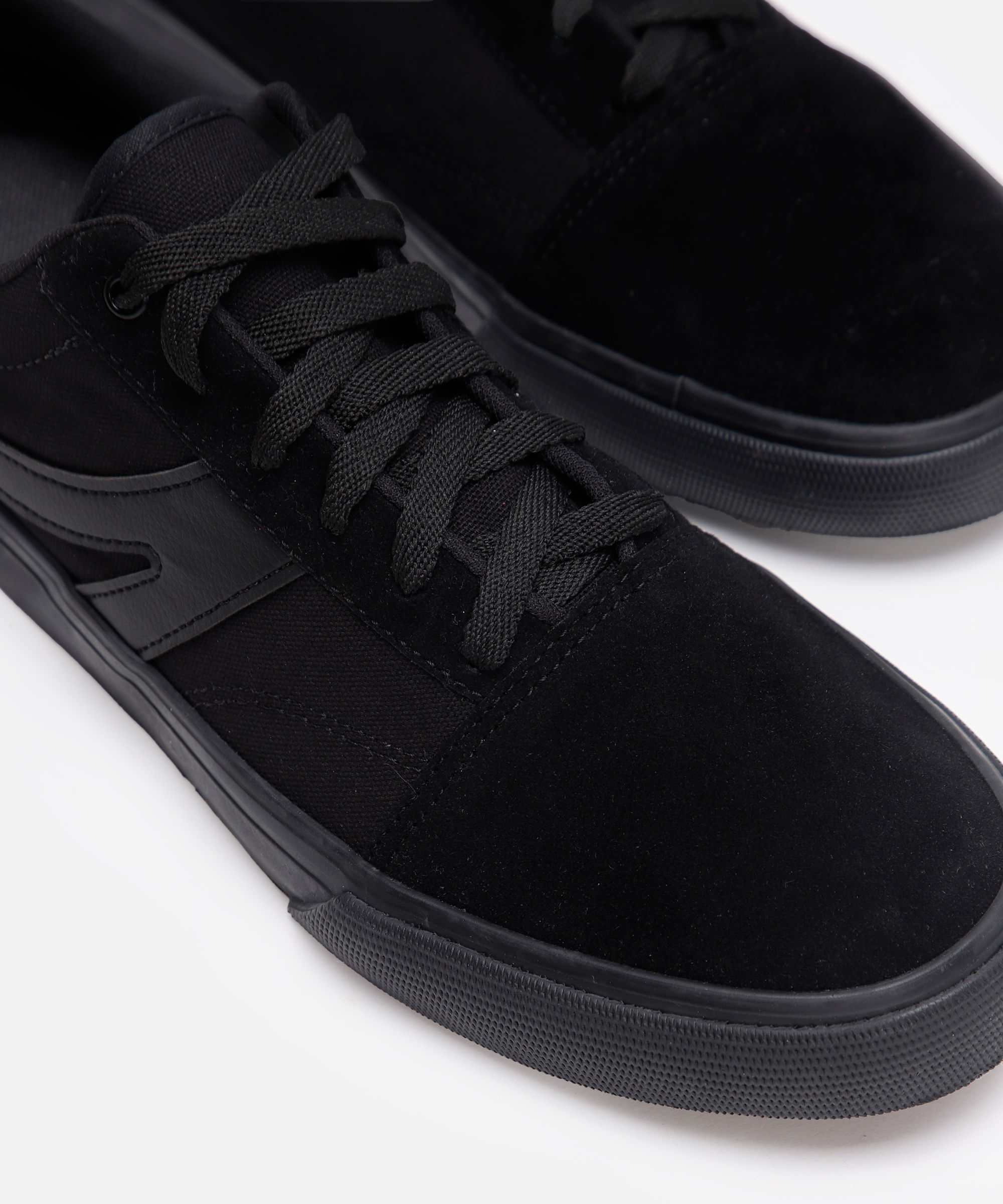 tênis casual com recorte preto