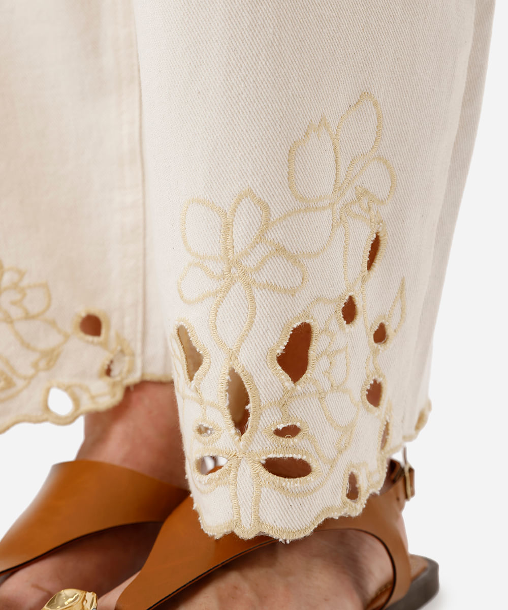 calça baggy feminina de sarja com bordado floral off white