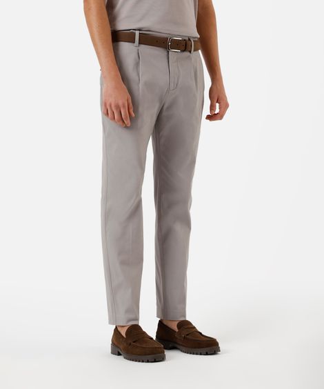 calça reta masculina de sarja com pregas cinza