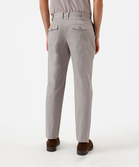 calça reta masculina de sarja com pregas cinza
