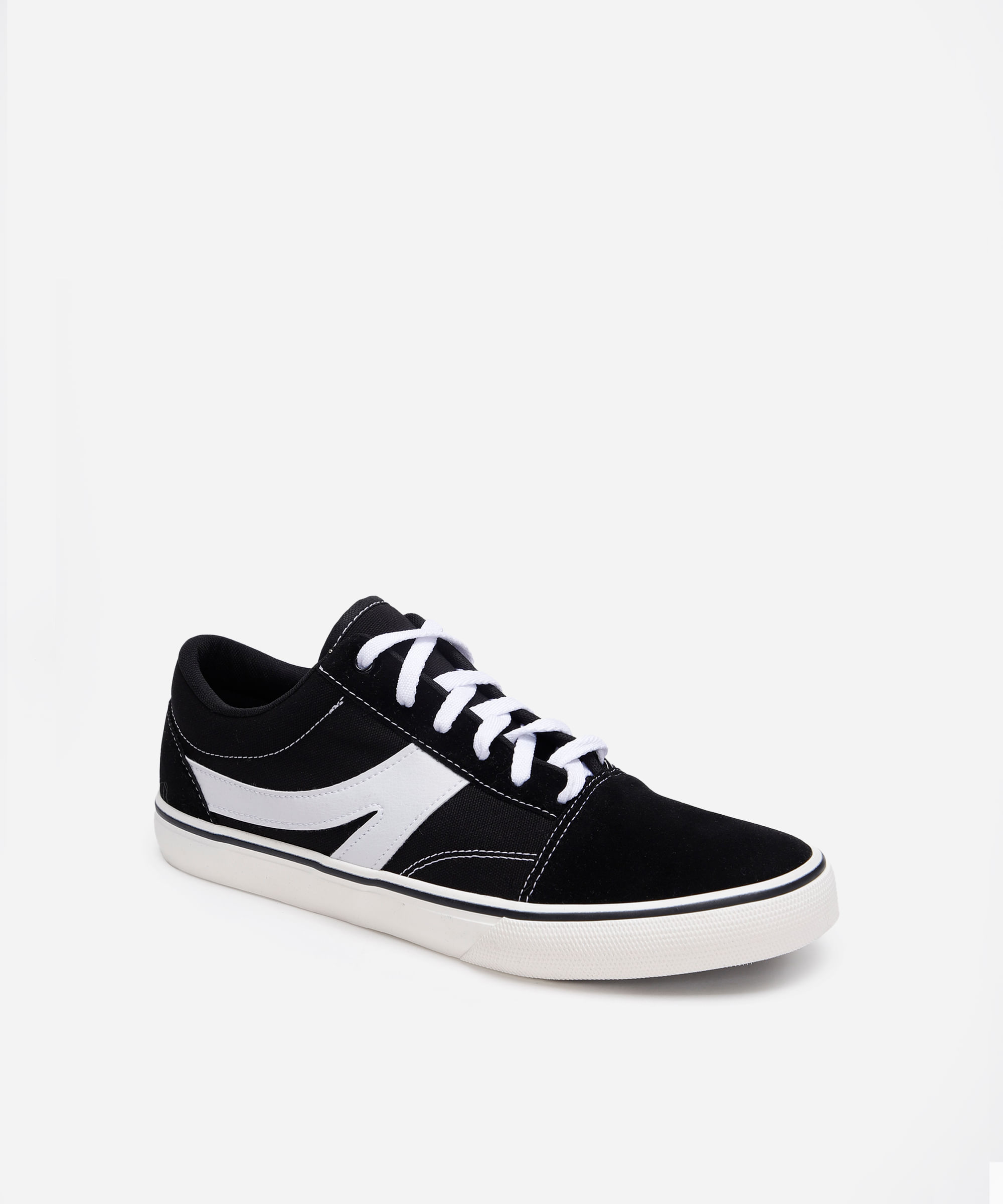 tênis casual com recorte preto