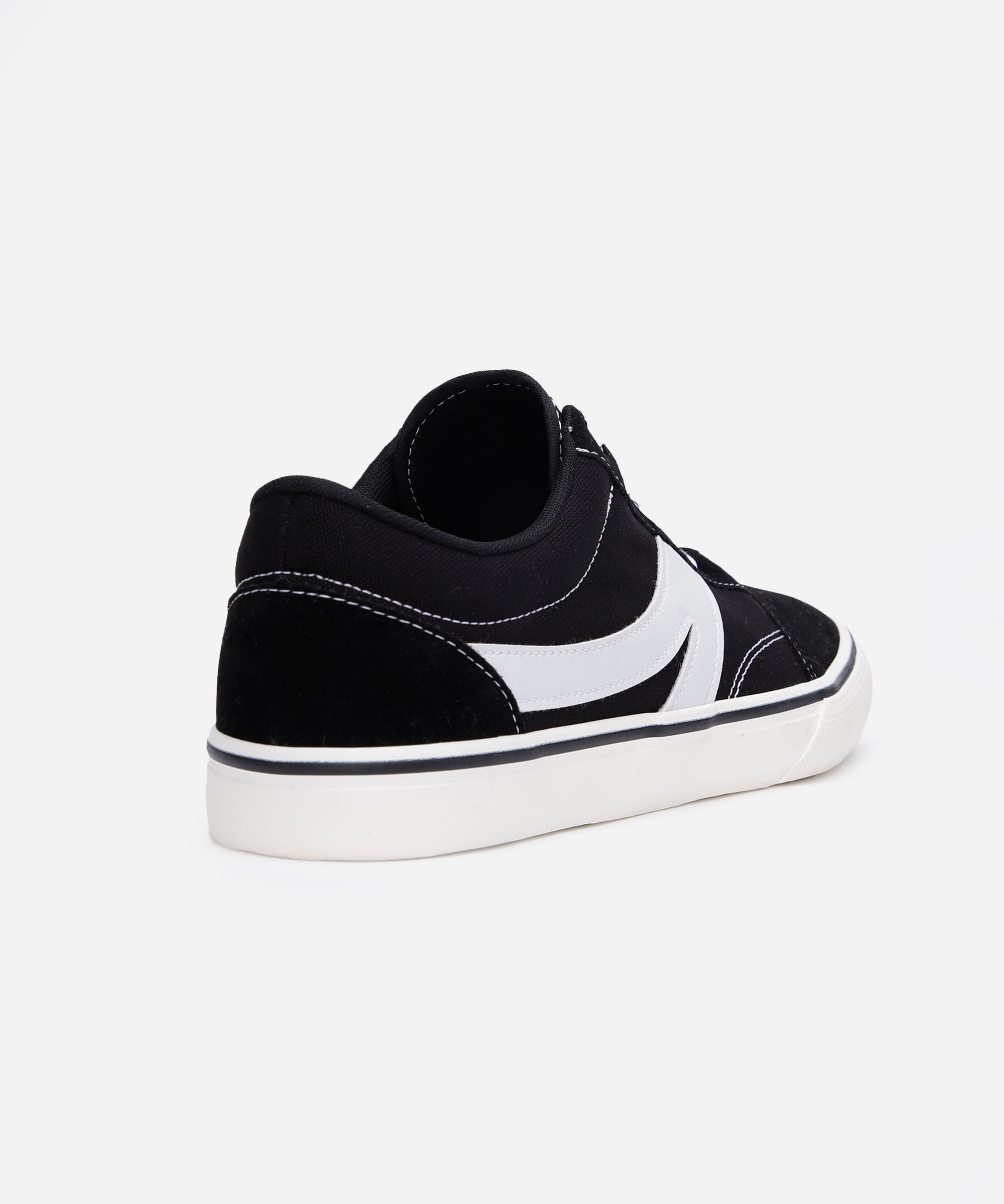 tênis casual com recorte preto