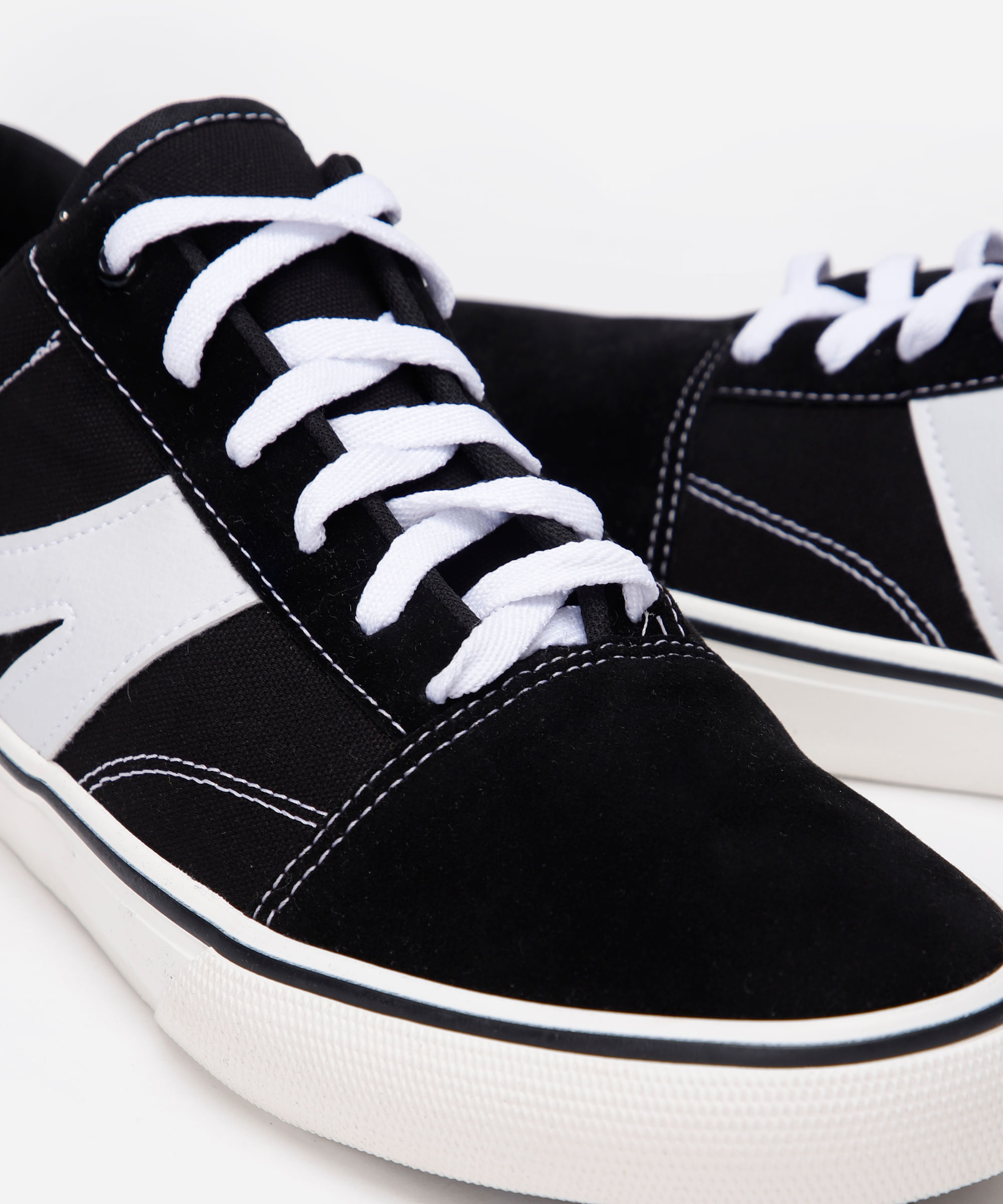 tênis casual com recorte preto