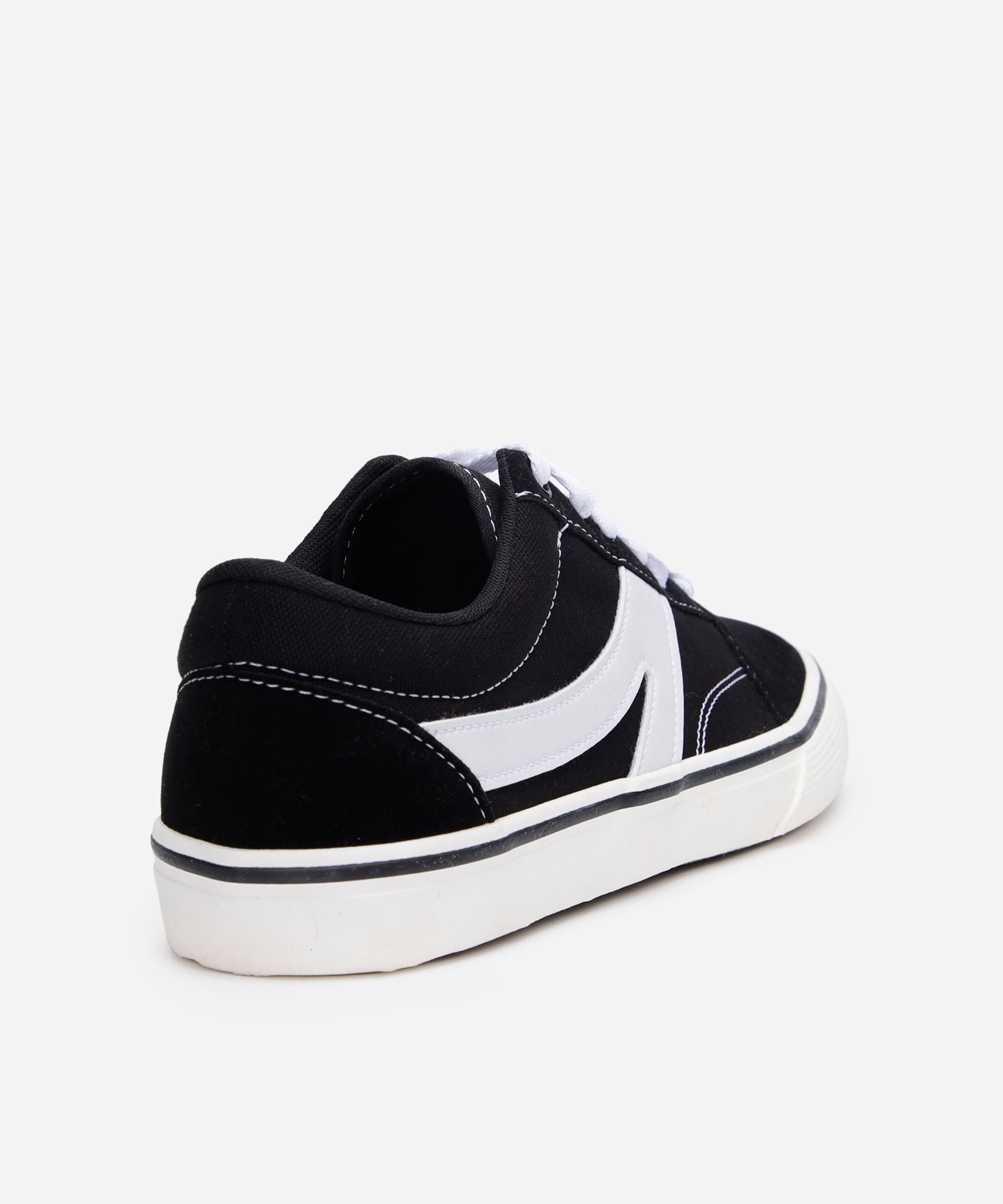 tênis casual com recorte preto