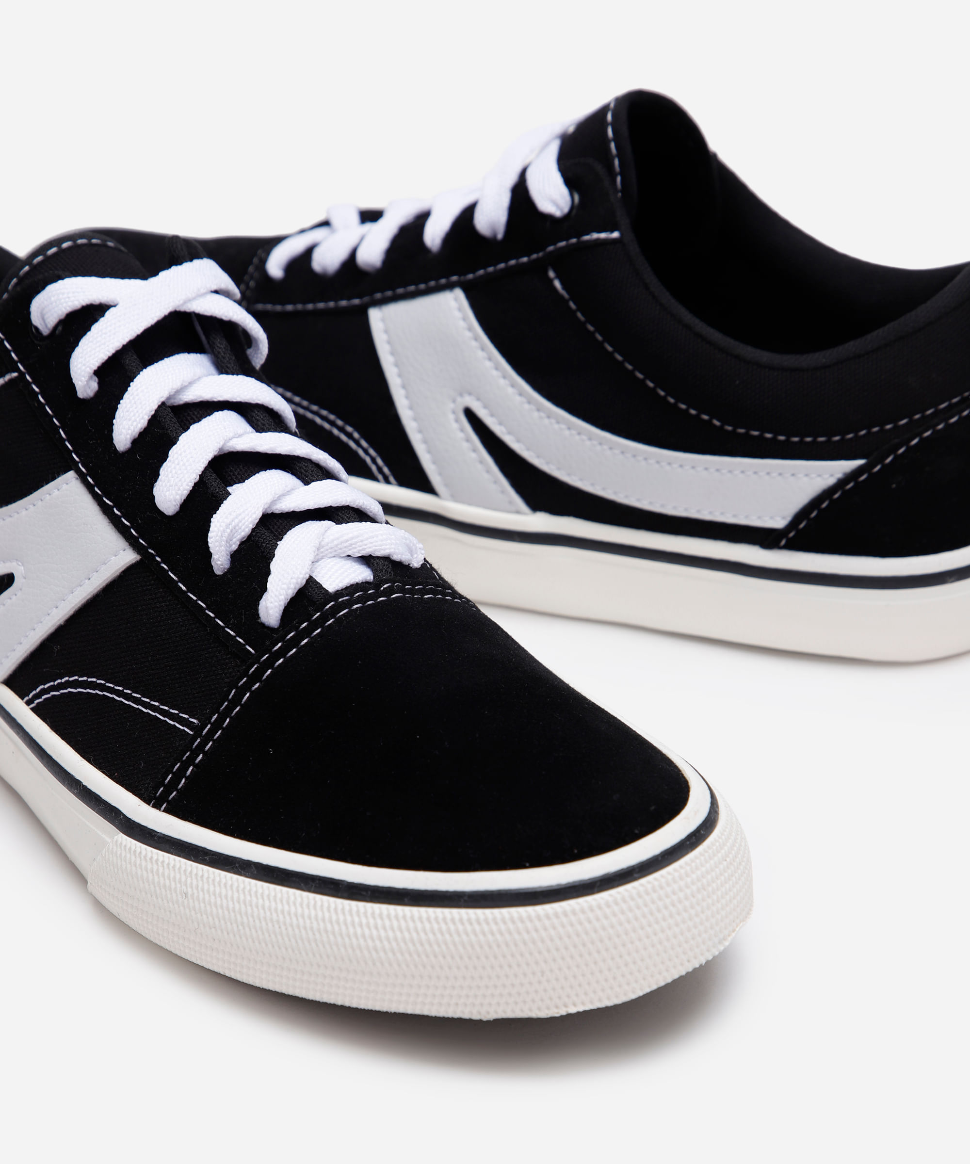 tênis casual com recorte preto
