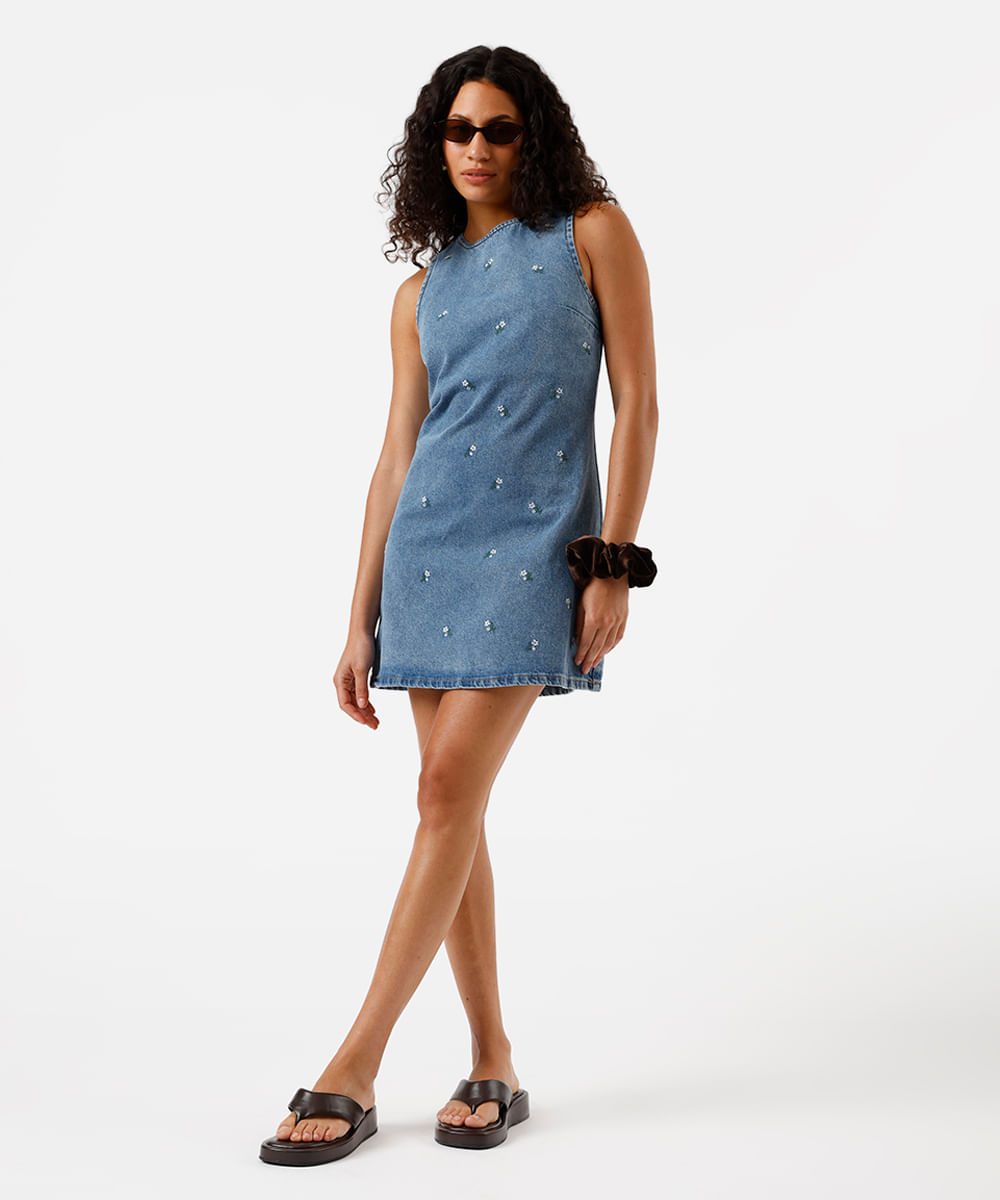 vestido curto feminino jeans com bordado floral azul