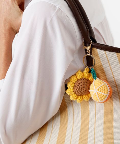 chaveiro bag charm de crochê colorido