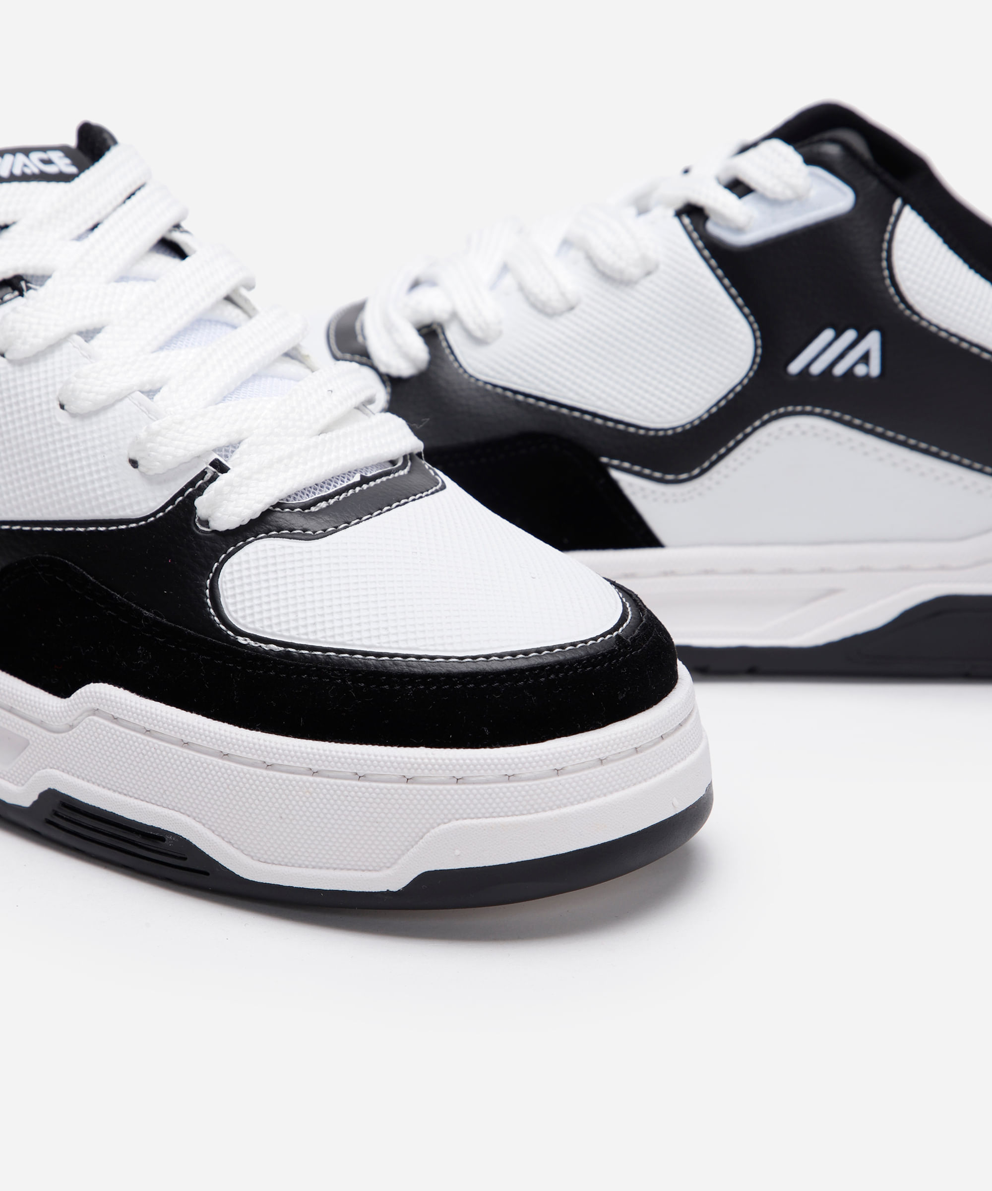 tênis casual com recortes branco
