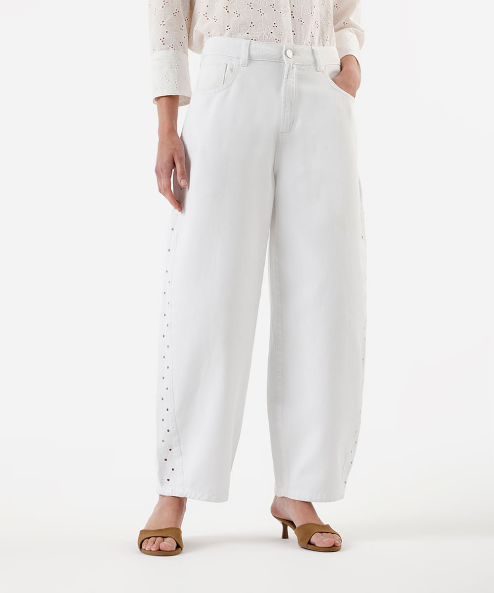 calça barrel feminina de sarja com recorte bordado branca