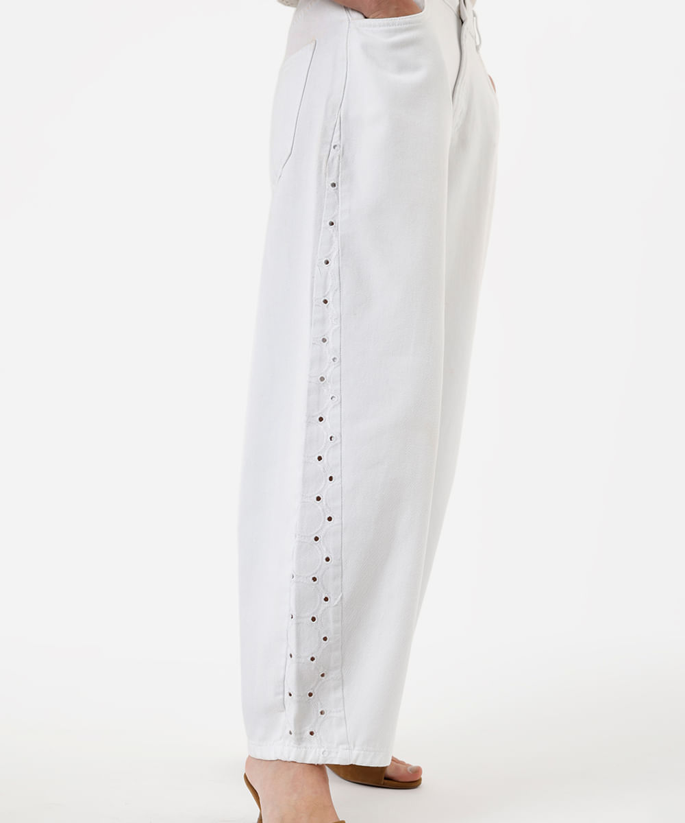 calça barrel feminina de sarja com recorte bordado branca