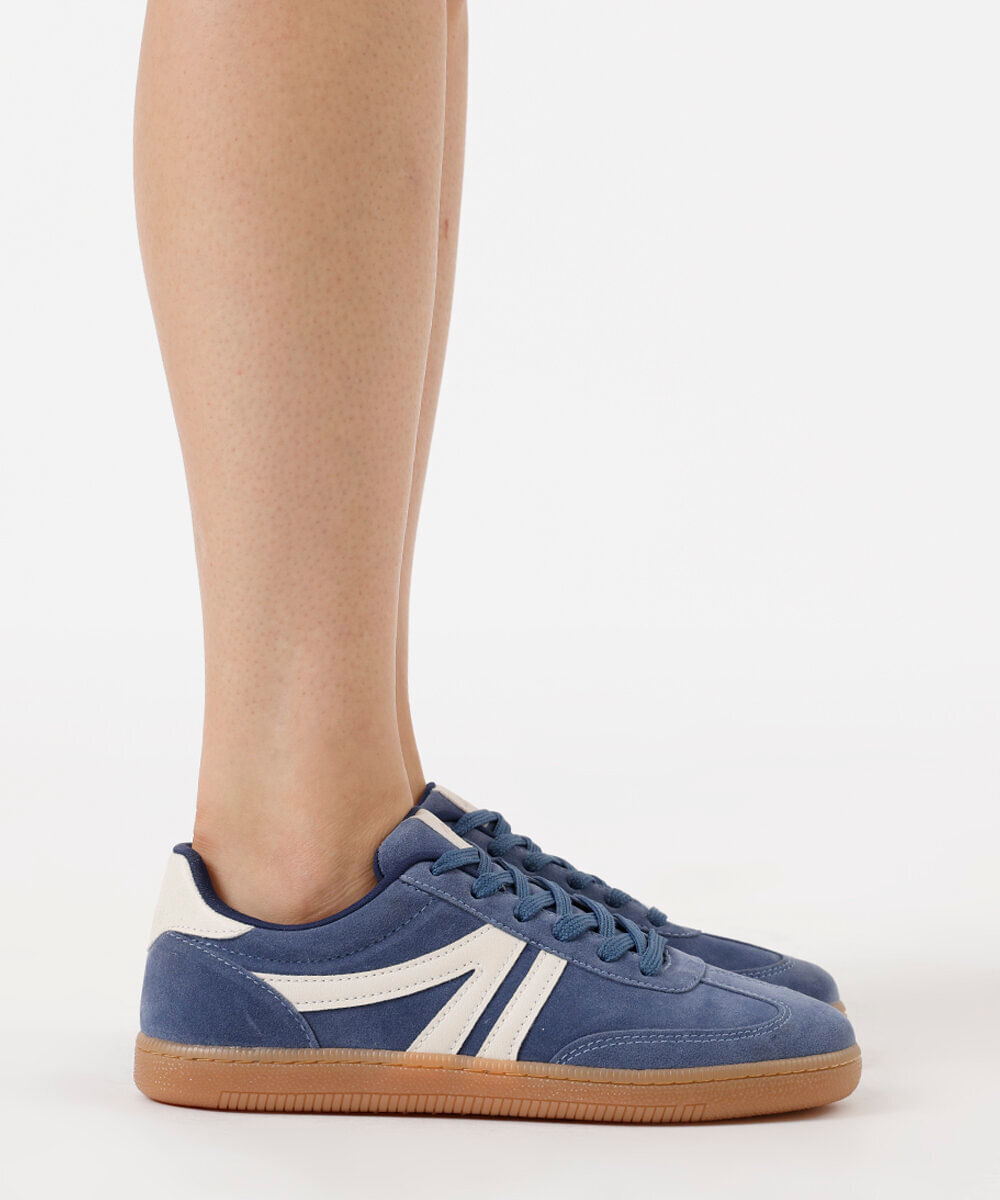 tênis casual com recortes bicolor azul