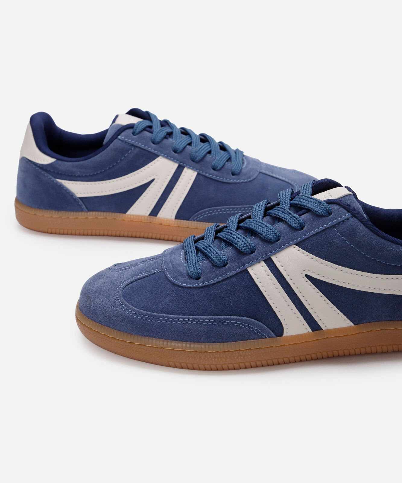 tênis casual com recortes bicolor azul