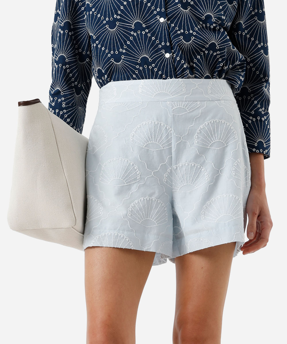 short feminino com algodão e bordado de conchas azul
