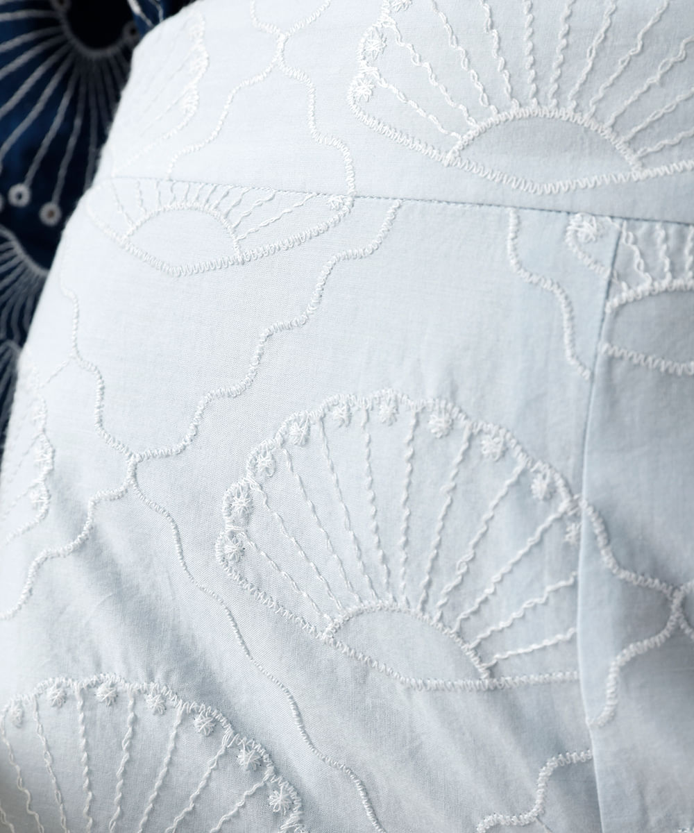 short feminino com algodão e bordado de conchas azul