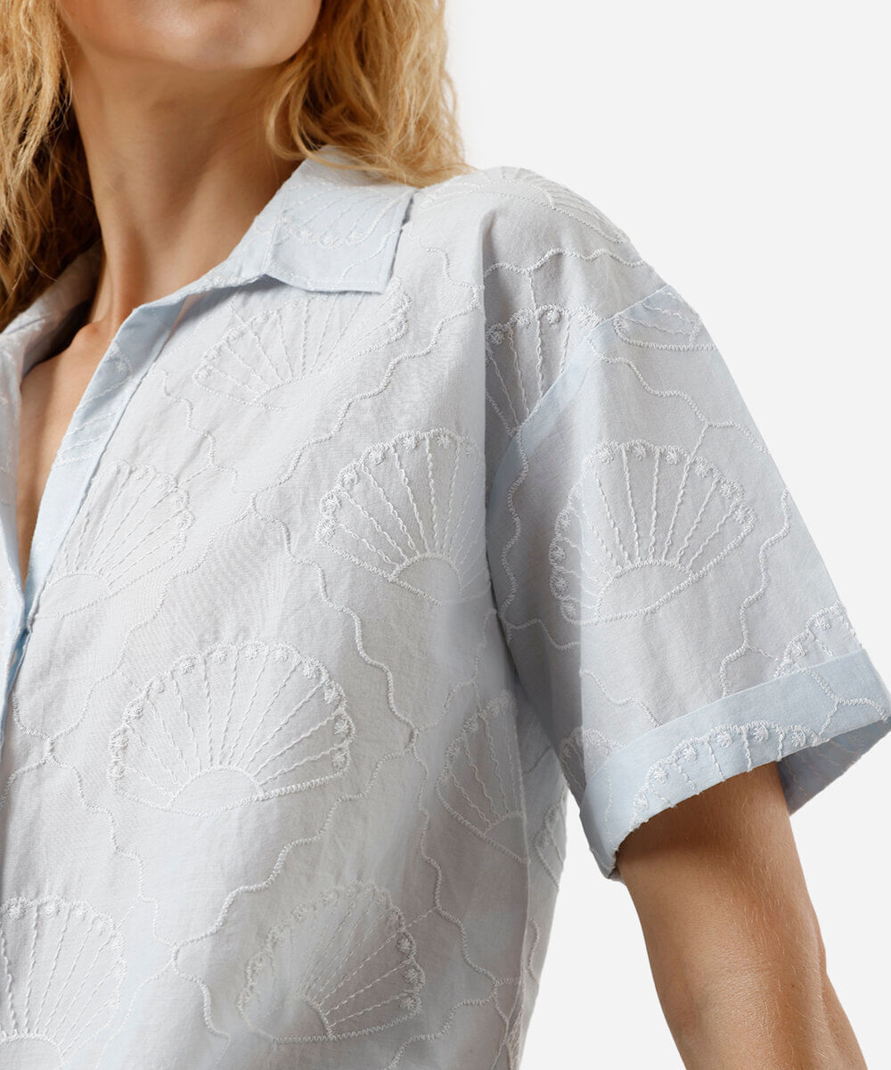 camisa feminina com algodão bordada azul
