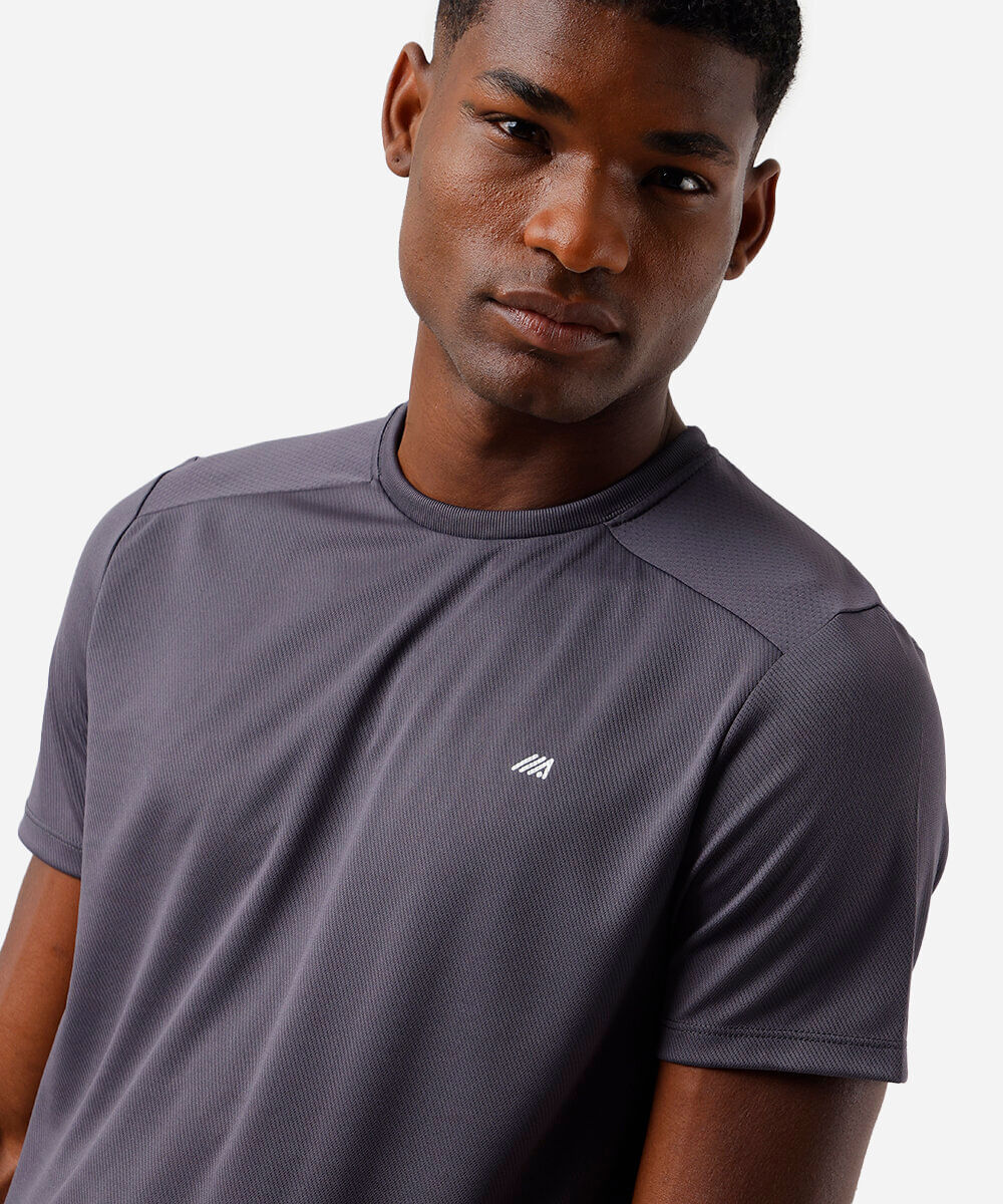 camiseta masculina esportiva com recorte cinza