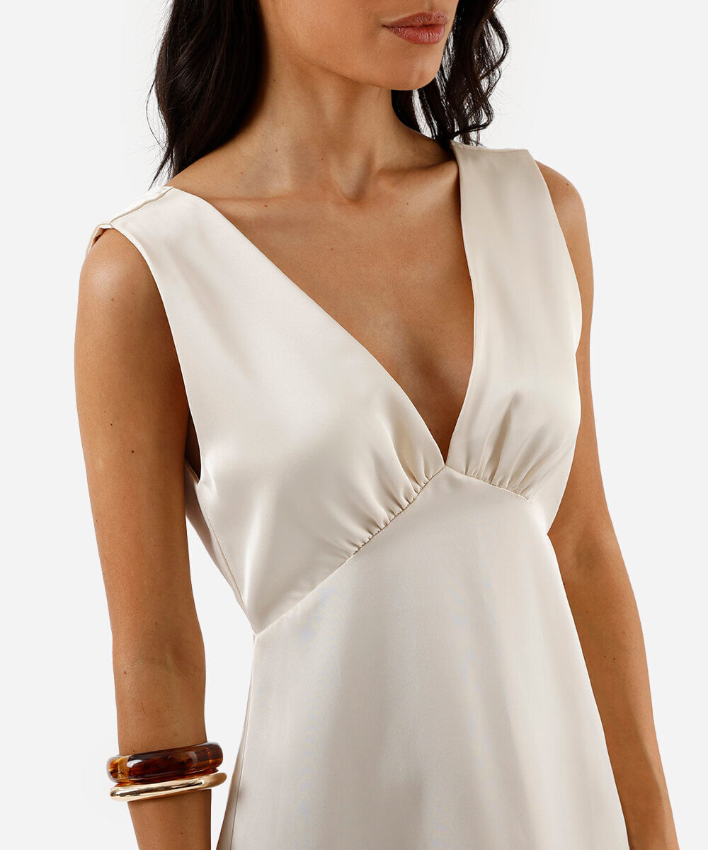vestido curto acetinado decote v bege