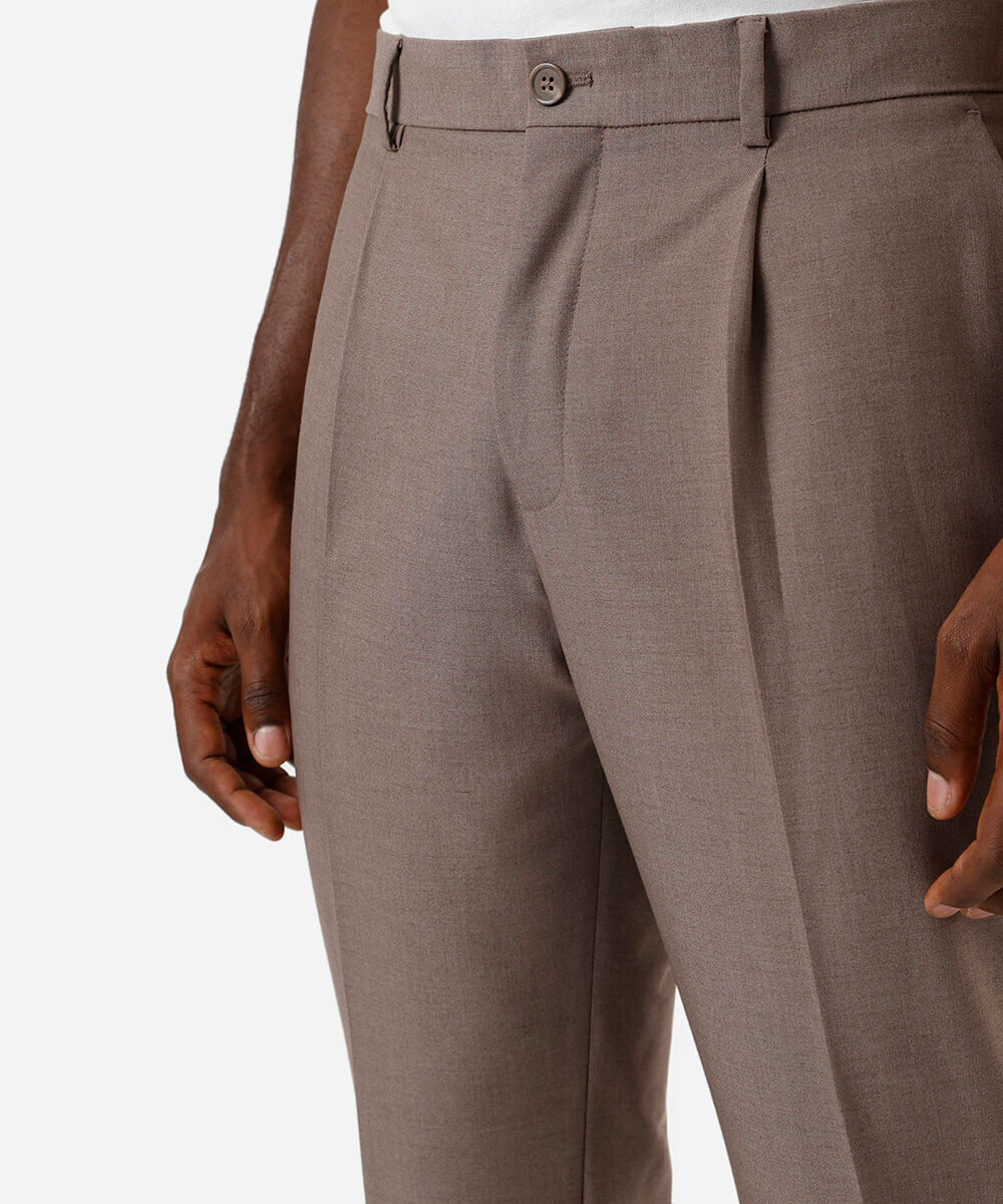 calça masculina de alfaiataria com pregas marrom
