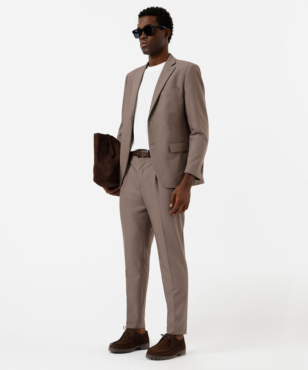 calça masculina de alfaiataria com pregas marrom