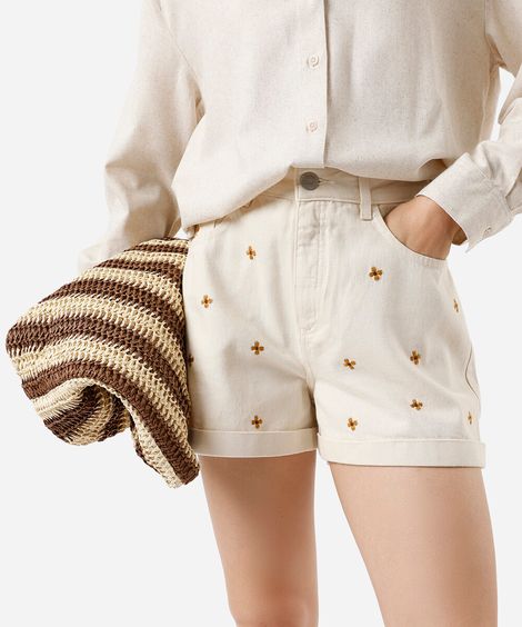 short mom feminino de sarja com bordado floral bege