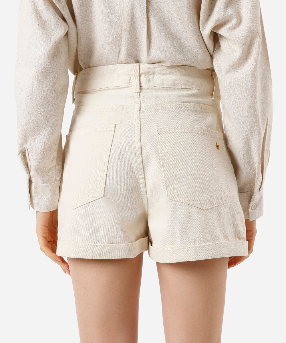 short mom feminino de sarja com bordado floral bege