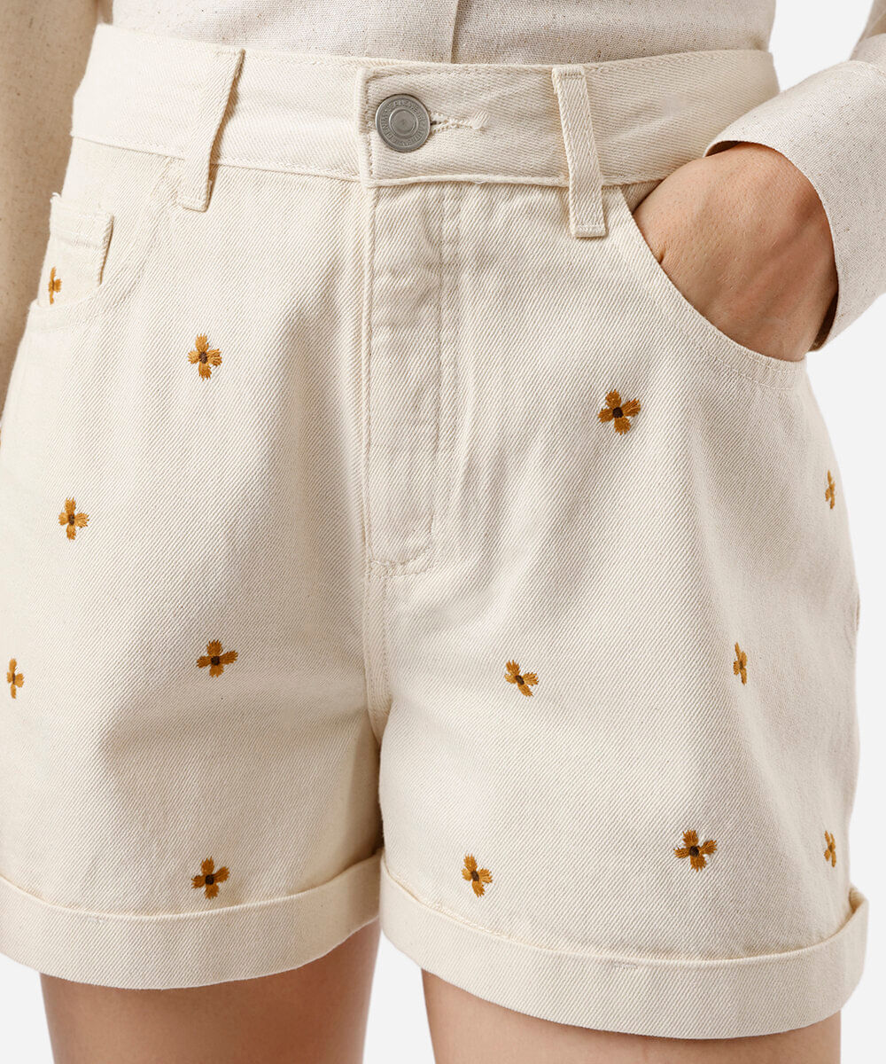 short mom feminino de sarja com bordado floral bege