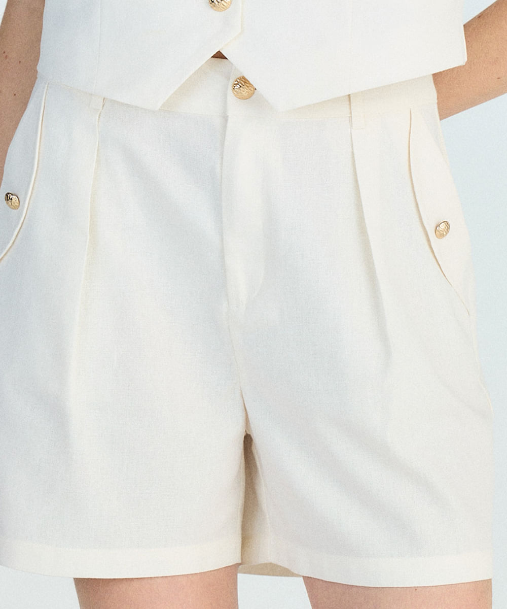 short feminino de alfaiataria com linho e pregas off white