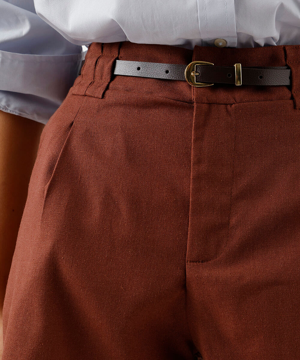 short de alfaiataria feminino com linho e cinto marrom