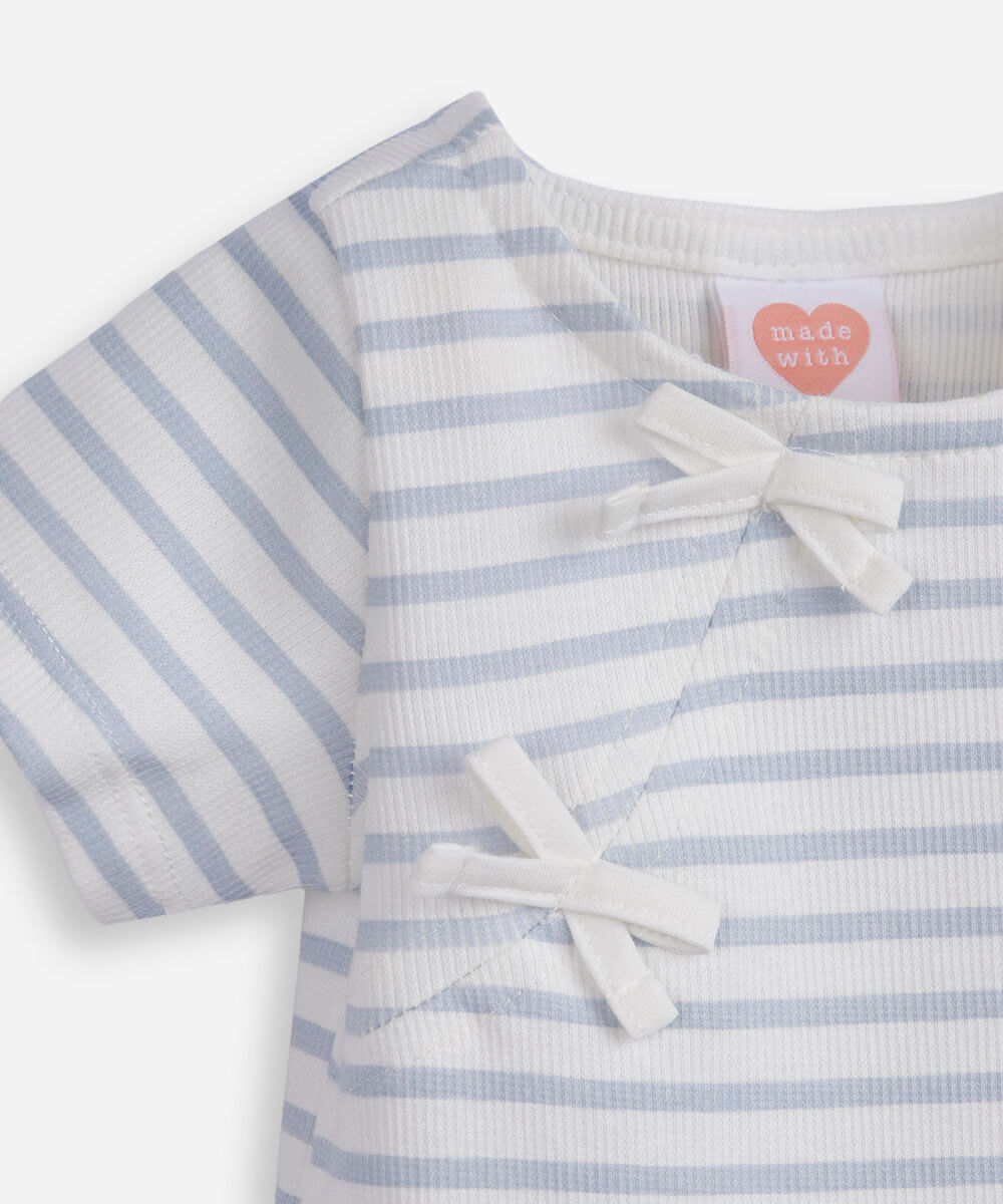 camiseta infantil listrada com laço azul