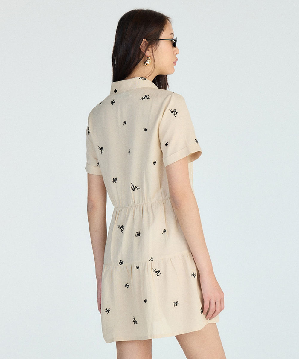 vestido curto feminino chemise bordado floral bege