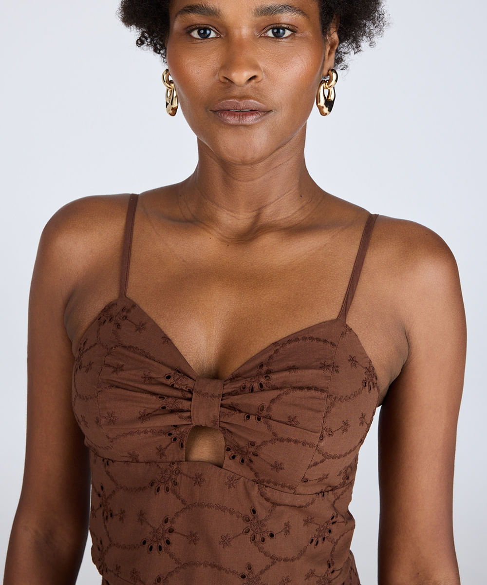 cropped feminino de laise alça fina com recorte marrom
