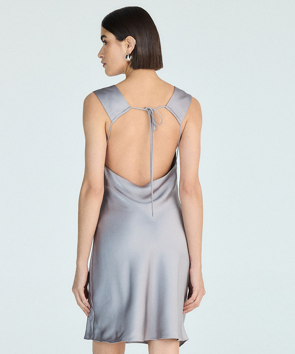 vestido curto feminino acetinado com amarração cinza