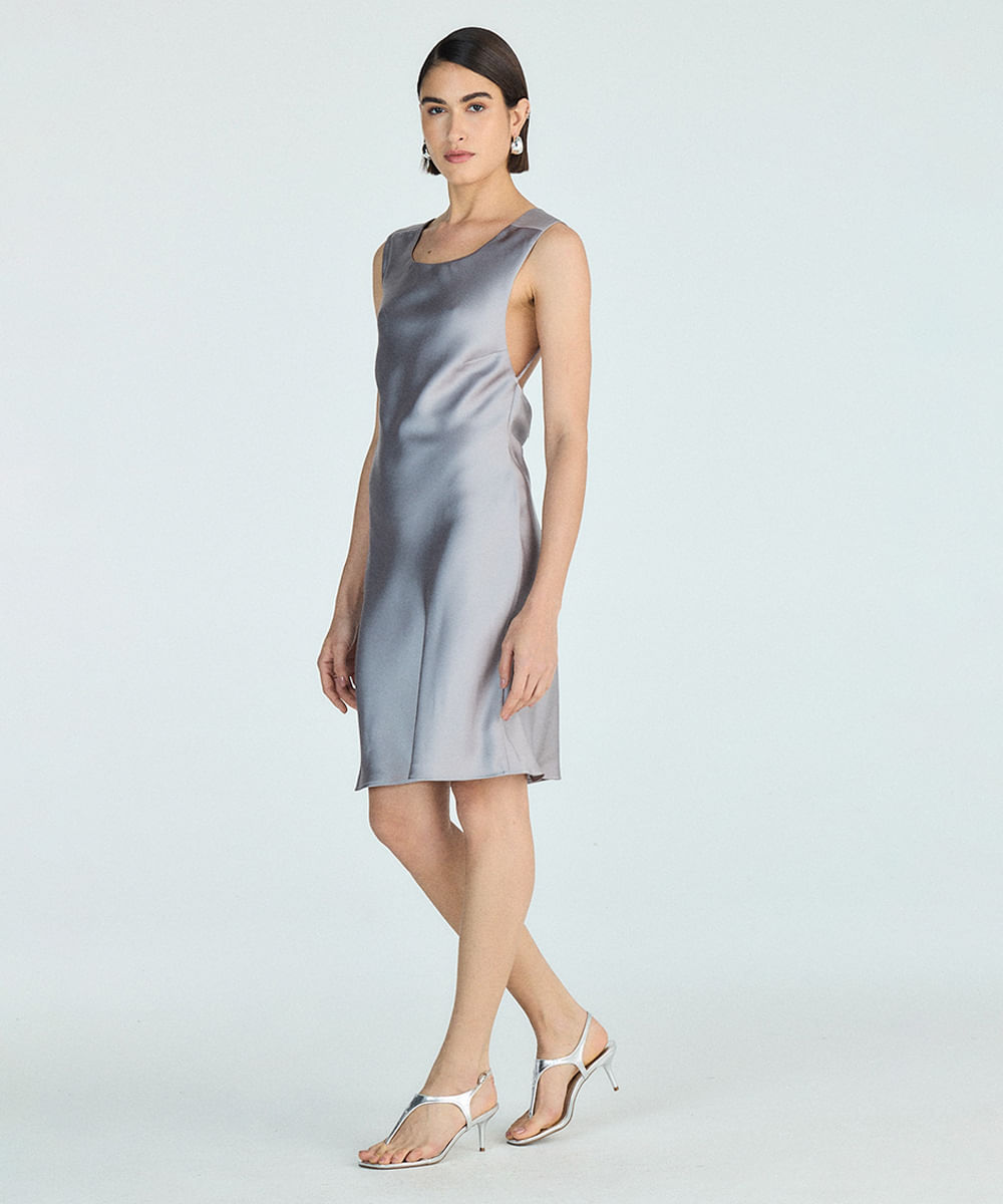 vestido curto feminino acetinado com amarração cinza