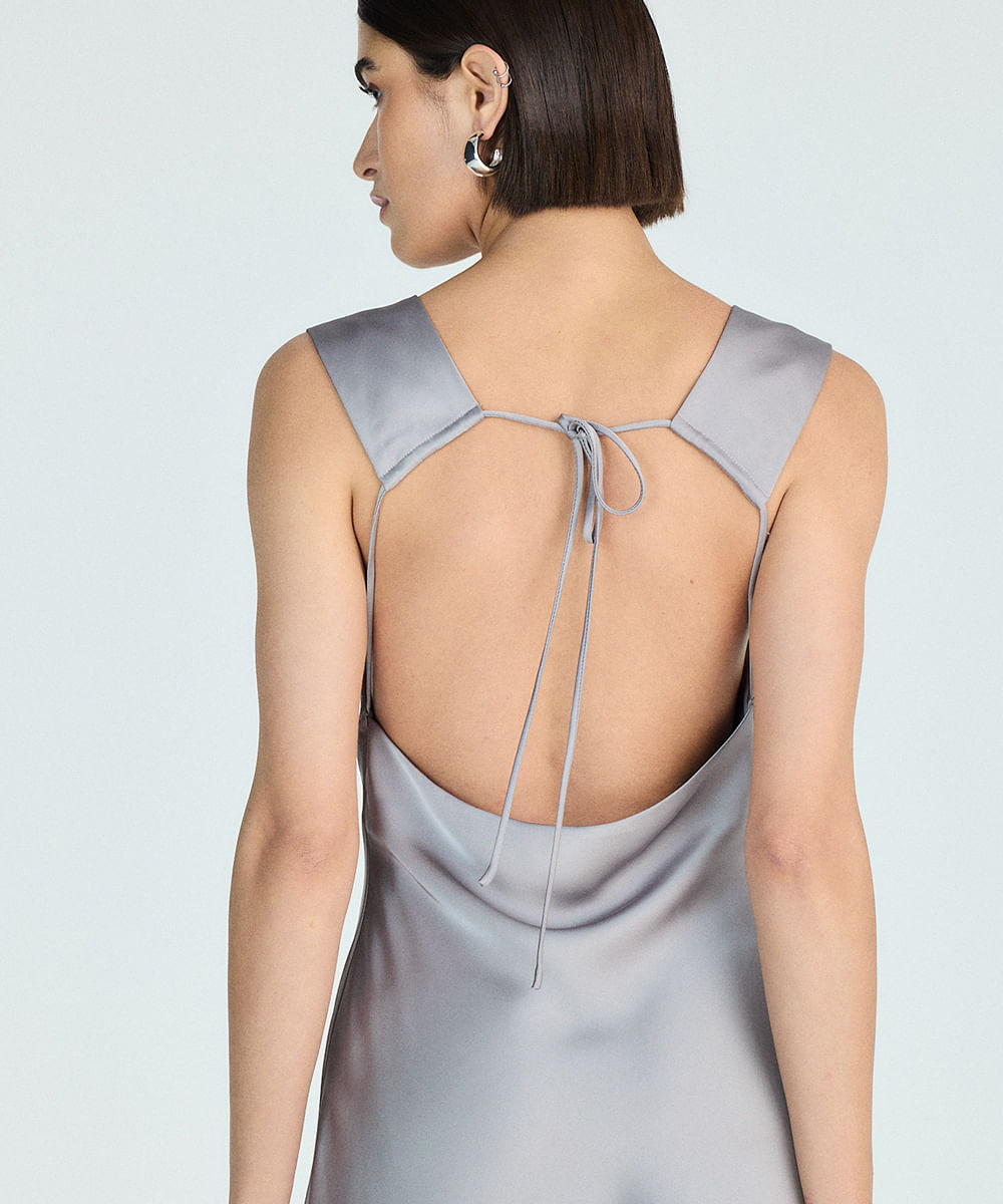 vestido curto feminino acetinado com amarração cinza
