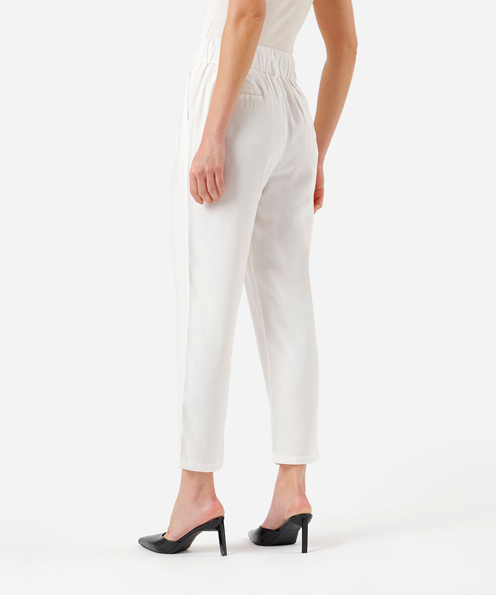 calça reta feminina com viscose e pregas cós elástico off white
