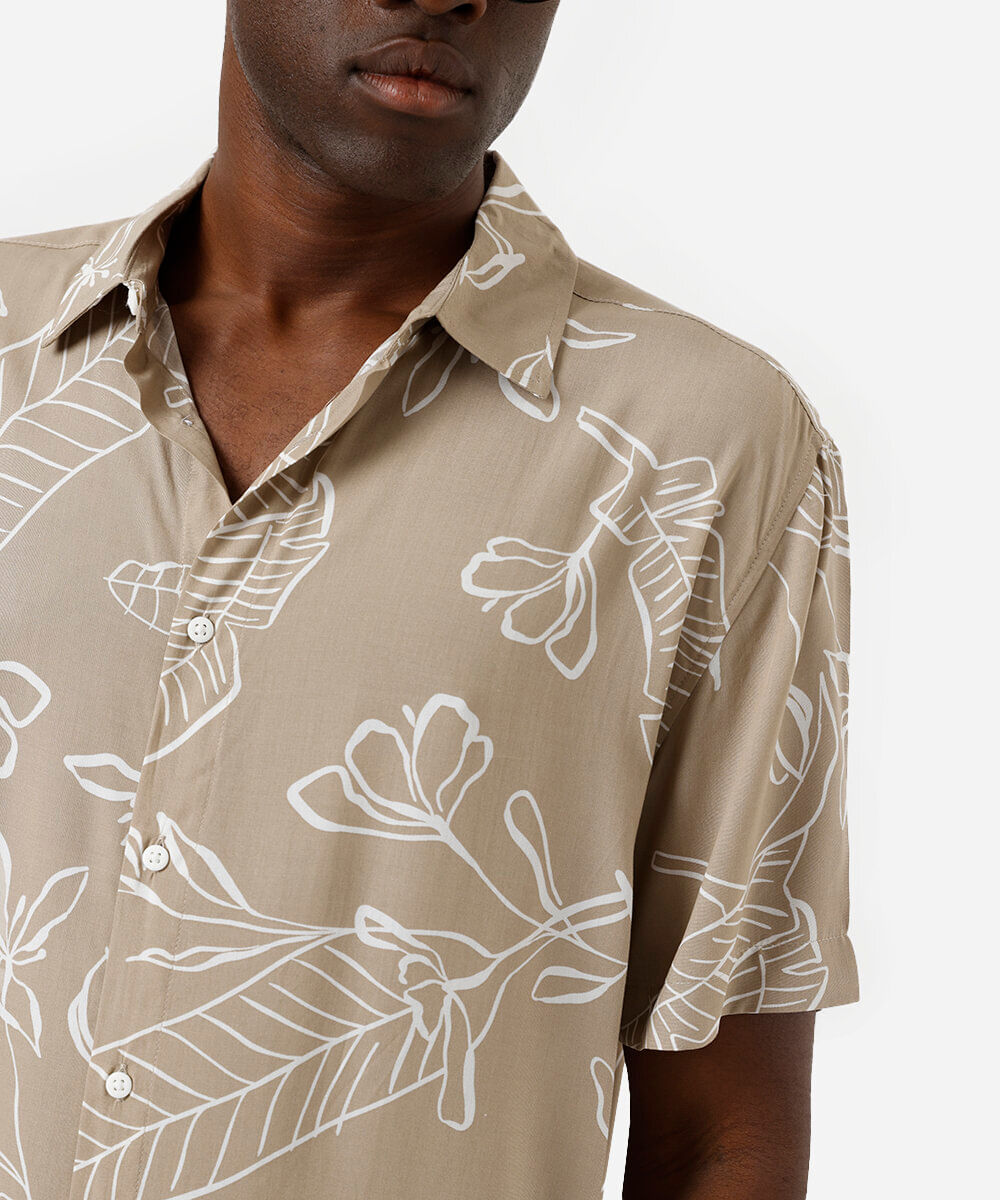 camisa masculina de viscose folhagens bege