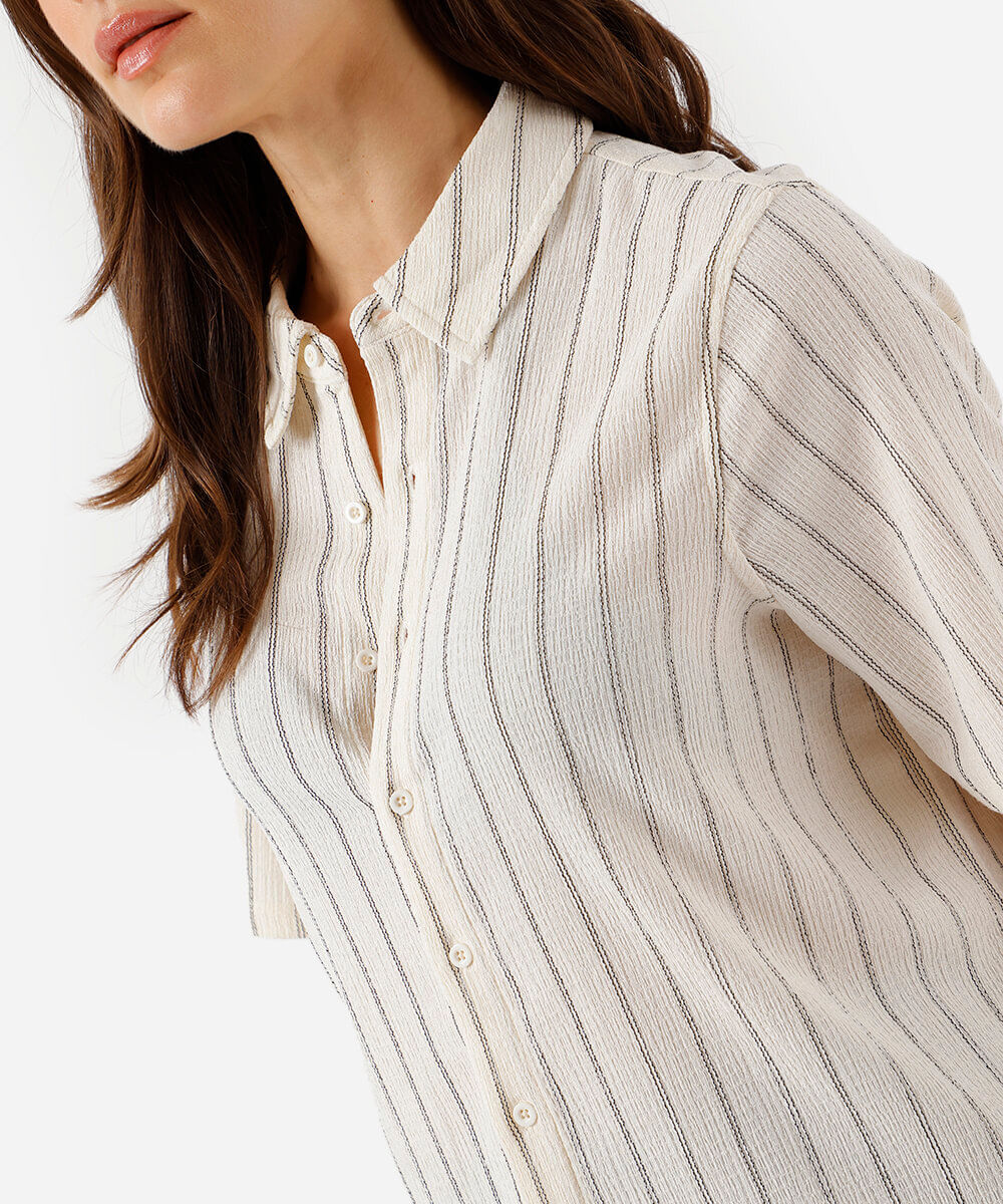 camisa feminina manga curta texturizada listrada básica bege