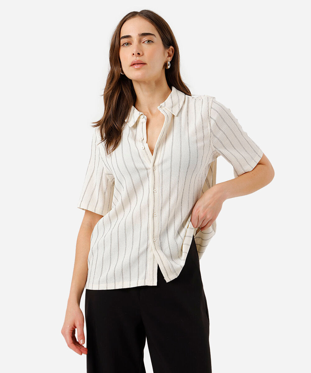 camisa feminina manga curta texturizada listrada básica bege