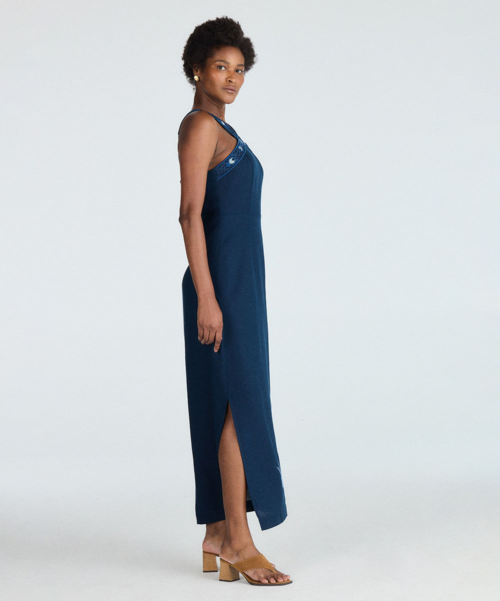 vestido halterneck feminino com linho e bordados azul