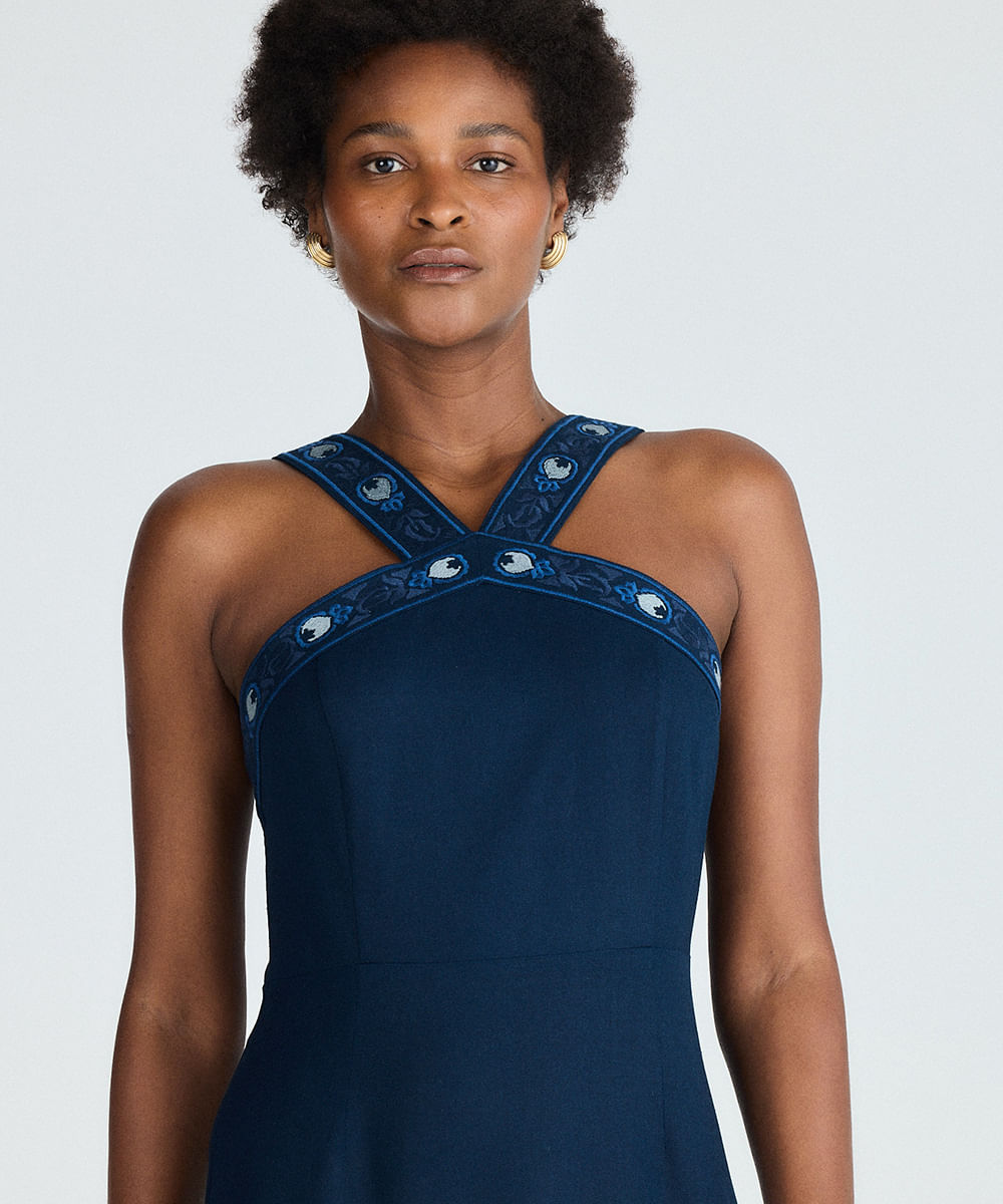 vestido halterneck feminino com linho e bordados azul