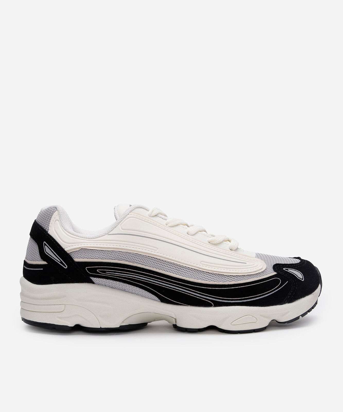 tênis esportivo com recortes off white